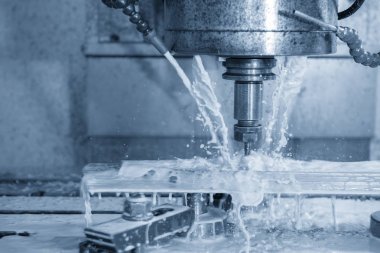 Kalıp parçalarını kesen Cnc frezeleme makinesi .