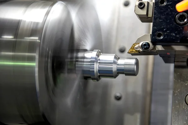 A máquina de torno CNC cortando o fio nas peças de metal . — Fotografia de Stock