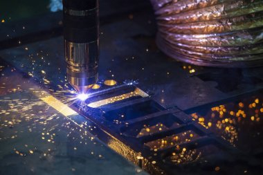 Metal levhayı kesen lazer kesim makinesi. 