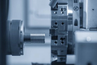 Cnc torna makinesi metal tüpteki ipliği keserek. 