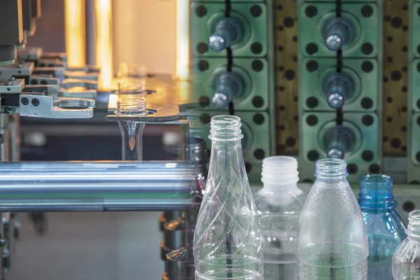 La escena abstracta de la forma preformada de las botellas de plástico . — Foto de Stock