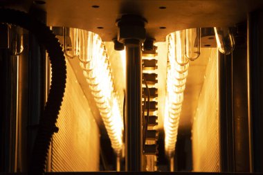 Konveyör bandında plastik şişelerin preform şekli 