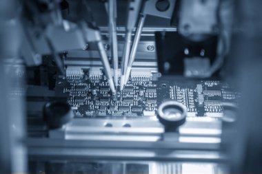 Otomatik elektronik devre kartı montaj hattı .