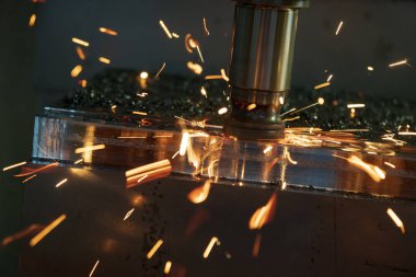 CNC freze makinesi, değiştirilebilir alet ile kaba kesim. 