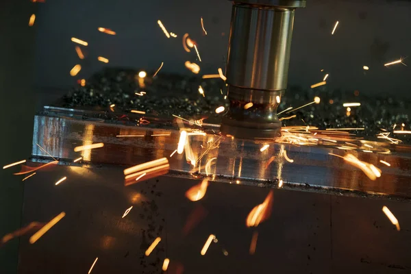 CNC freze makinesi, değiştirilebilir alet ile kaba kesim. 