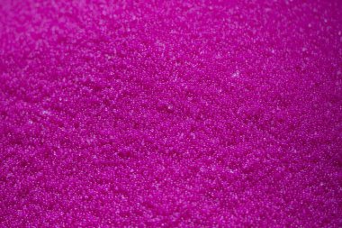 Yakın çekim sahne pembe ham plastik malzemelerin yığını. 