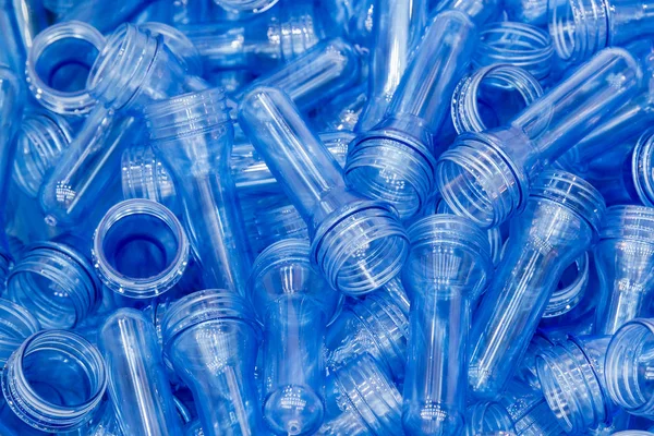 La pila de la forma preformada de los productos de botellas de plástico . — Foto de Stock