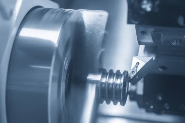 Kasnak parçaları yapan Cnc torna makinesi kesme. 