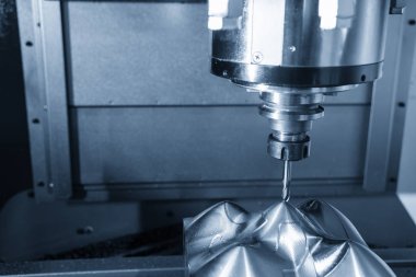 Kalıp parçalarını kesen Cnc frezeleme makinesi .