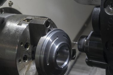 Cnc torna makinesi yuvayı freze .