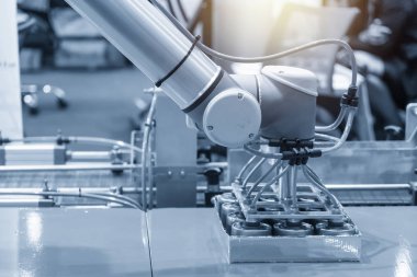 Fabrikada gıda paketleme işlemi için robotik kol.
