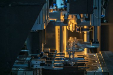 Plastik şişe üfleme makinesi operasyonu .