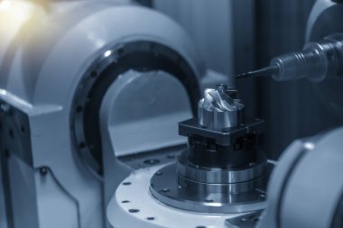 Türbin bıçağını kesen 5 eksenli Cnc frezeleme makinesi .