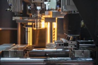 Preform şekilli plastik şişe üfleme makinesi. 