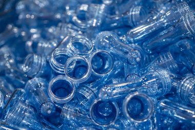 Plastik şişe üfleme işlemi için preform şekil yığını. 