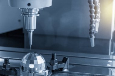 Hassas parçaları kesen Cnc frezeleme makinesi .