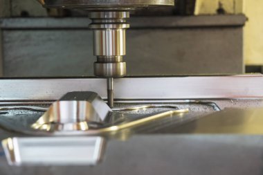 Dövme kalıp parçasını kesen Cnc frezeleme makinesi.