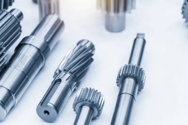 Aydınlatma efektli dişli mili parçaları.