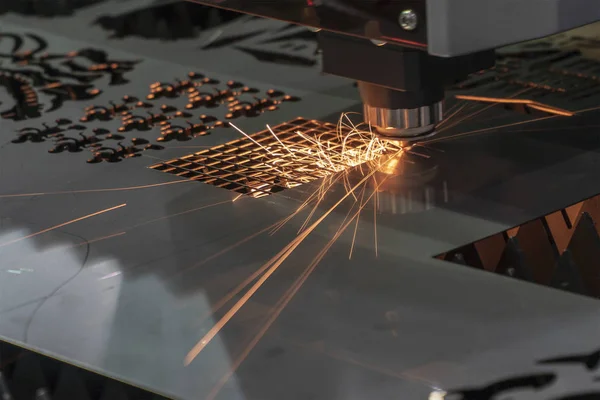 Řezání plechu deska fiber laserové řezací zařízení. — Stock fotografie