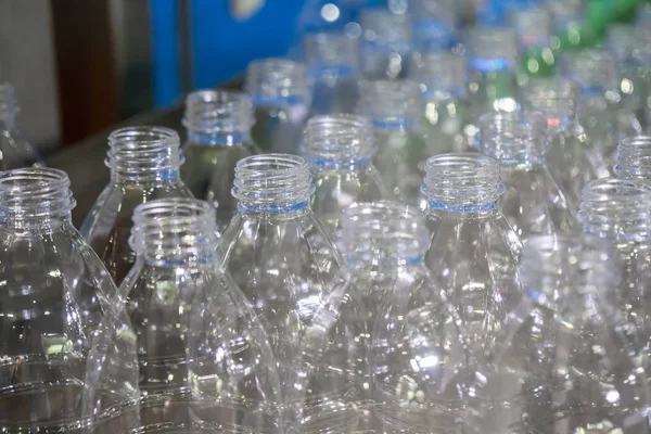 Cierre de la botella de plástico en las cintas transportadoras . — Foto de Stock