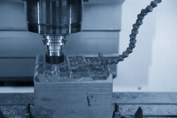 Die CNC-Fräsmaschine zum Schneiden der Formteile . — Stockfoto