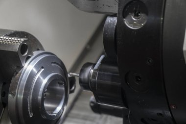 Kanal yuvası kesme CNC torna makinesi .