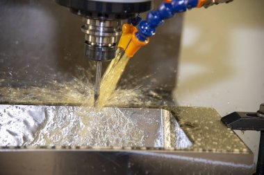Lastik kalıp parçasını kesen Cnc frezeleme makinesi.