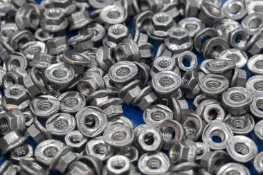 Konteyner kutusunda özel fındık yığını. 