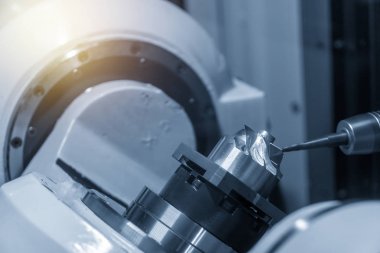 Türbin bıçak parçalarını kesen 5 eksenli Cnc işleme merkezi 