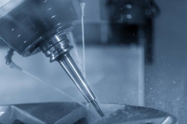 Lastik kalıp parçasını kesen 5 eksenli Cnc frezeleme makinesi .