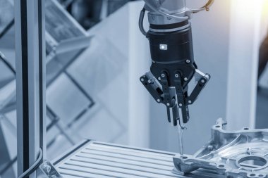 Robotik kol montajı alüminyum döküm parçasında pim. 