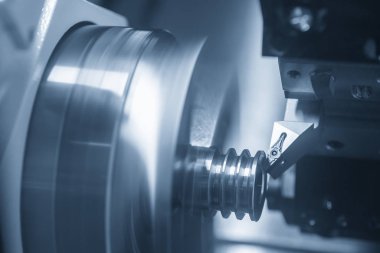 Cnc torna makinesi metal parçalardaki yuvayı keserek. 