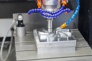 Alüminyum parçaları kesen Cnc frezeleme makinesi .