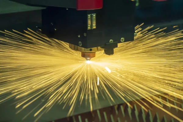 La máquina de corte por láser de fibra de corte haciendo el agujero  . — Foto de Stock