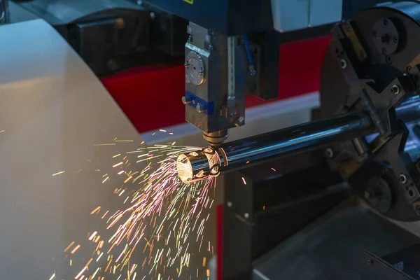 The fiber laser cutting machine cutting the steel tube .