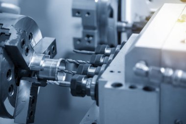 Alüminyum tüp parçalarını kesen çok görevli Cnc makinesi.