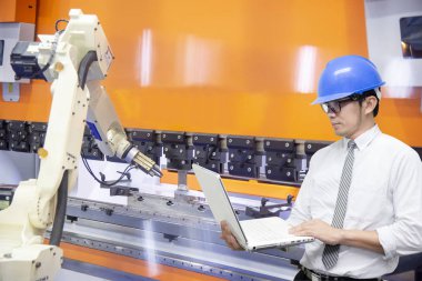 Robot kollarını programlayan mühendis.