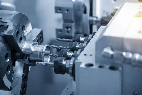 De multi-tasking CNC machine snijden de aluminium buis delen. — Stockfoto