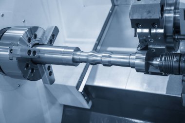 Metal şaft parçalarını kesen Cnc torna makinesinin çalışması