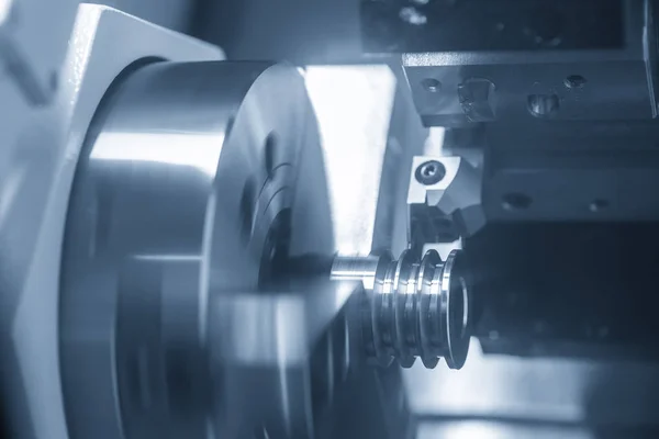 El corte del surco de la máquina de torno CNC en las piezas de polea de metal . —  Fotos de Stock