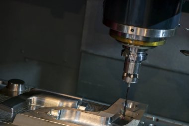 Cnc frezeleme makinesinin mili ile dokunmason eki.