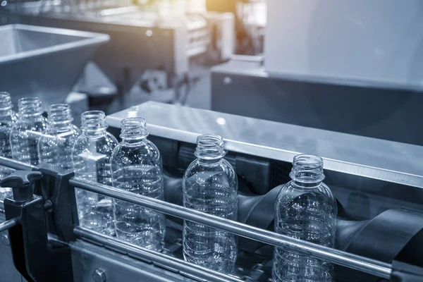 Las botellas de PET en la cinta transportadora para el proceso de llenado  . — Foto de Stock