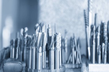 Cnc makinesinin çeşitli tip kesme takımları .