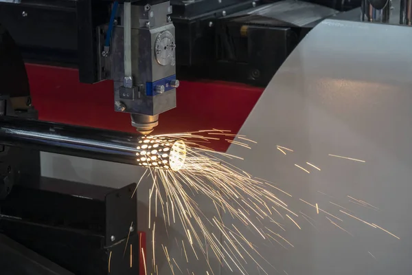 La máquina de corte por láser de fibra que corta el tubo de acero inoxidable . —  Fotos de Stock