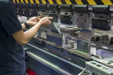 Hidrolik bükme makinesinin çalışması.