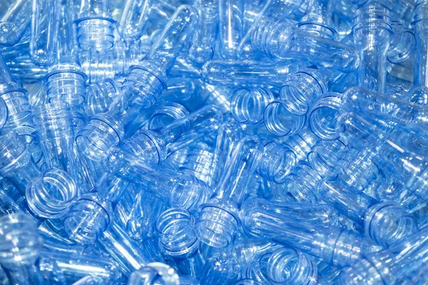 La pila de preformas botellas de PET en la caja del envase . — Foto de Stock