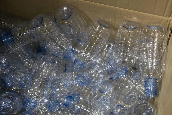 Primer plano escena pila de botellas de PET productos en la caja del envase . — Foto de Stock