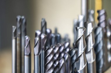 Cnc makinesinin çeşitli tip kesme takımları .