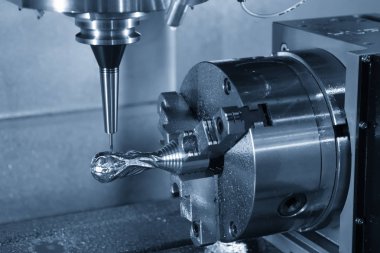 Numune parçalarını kesen 5 eksenli Cnc frezeleme makinesi .