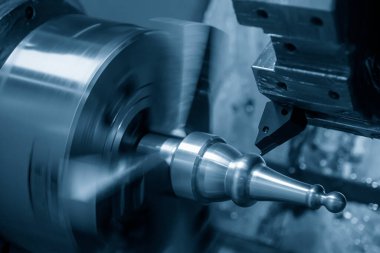 CNC torna makinesi metal şaft parçalarını kesmeyi bitirdi. CNC dönüşüm makinesinin yüksek teknolojili metal işlemesi .